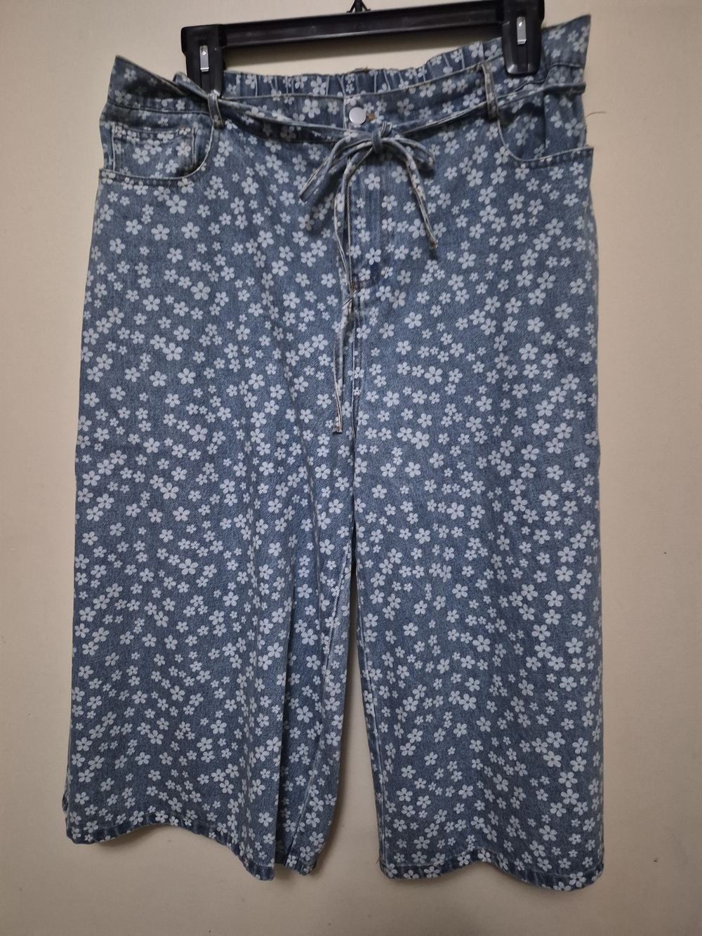 Women's Floral Cropped Denim Pants - Blue